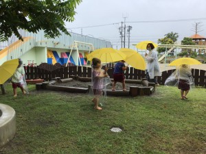２歳児つぼみ組：手作りカッパに傘さして…雨でも楽しいね！