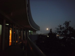 園舎２階からの月（17:48）